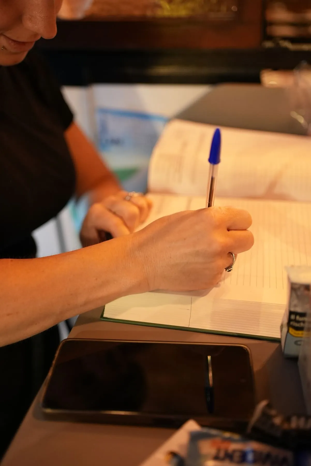 Si segna tutto a mano, a penna, su un quaderno