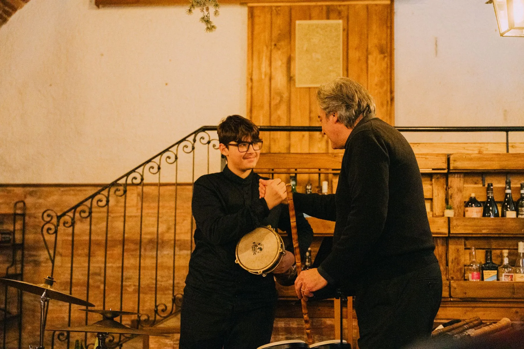 Il maestro e il percussionista si abbracciano ridendo a fine serata