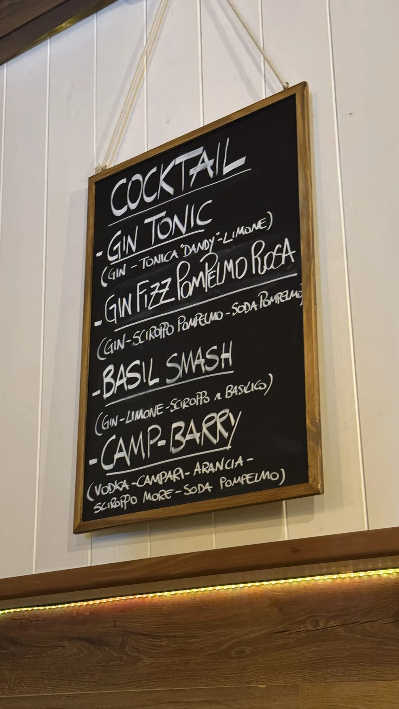 La lavagna dei cocktail scritta a mano
