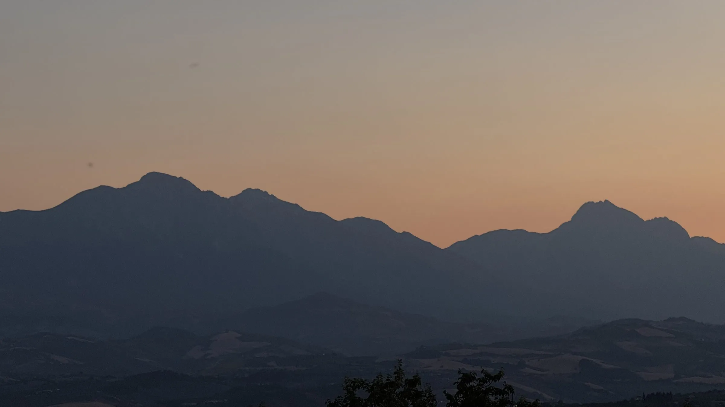 I crinali dei monti in silhouette al tramonto