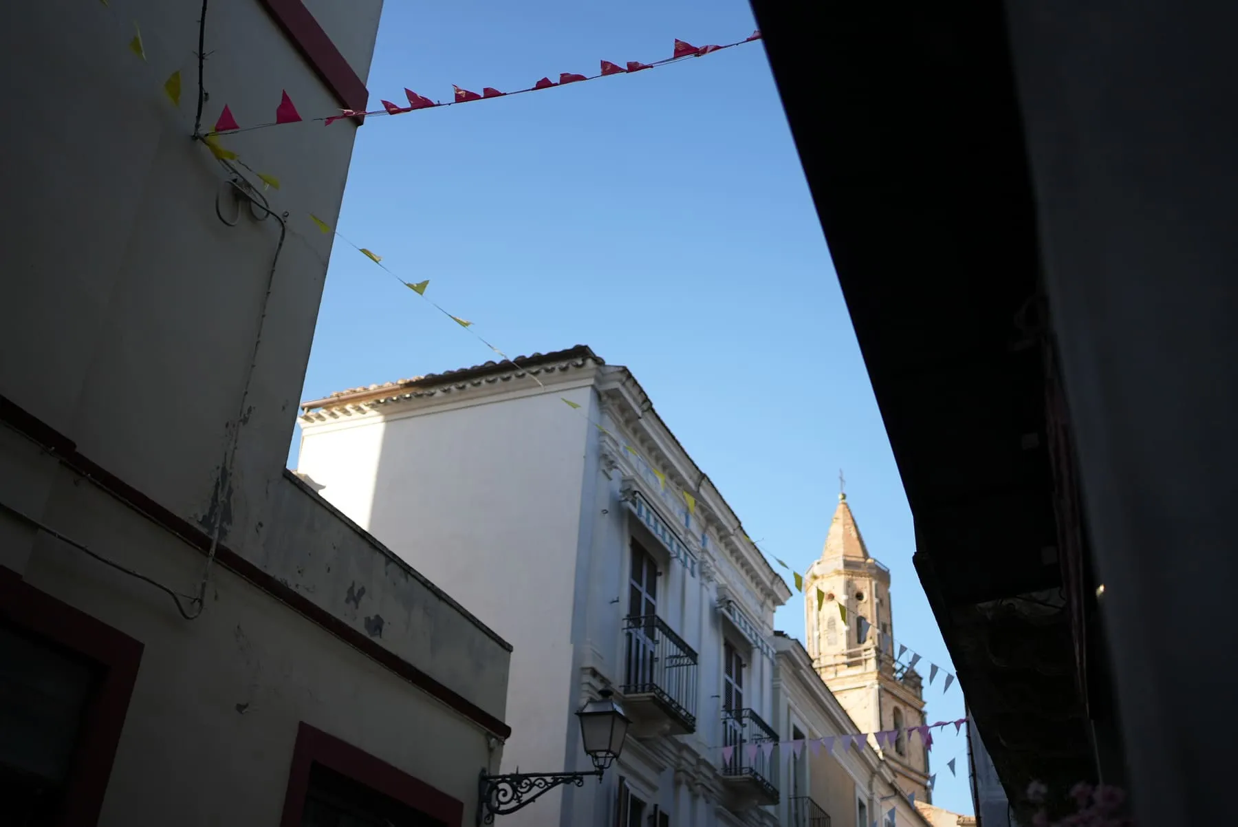 Il vicolo verso il campanile, con le bandierine della festa